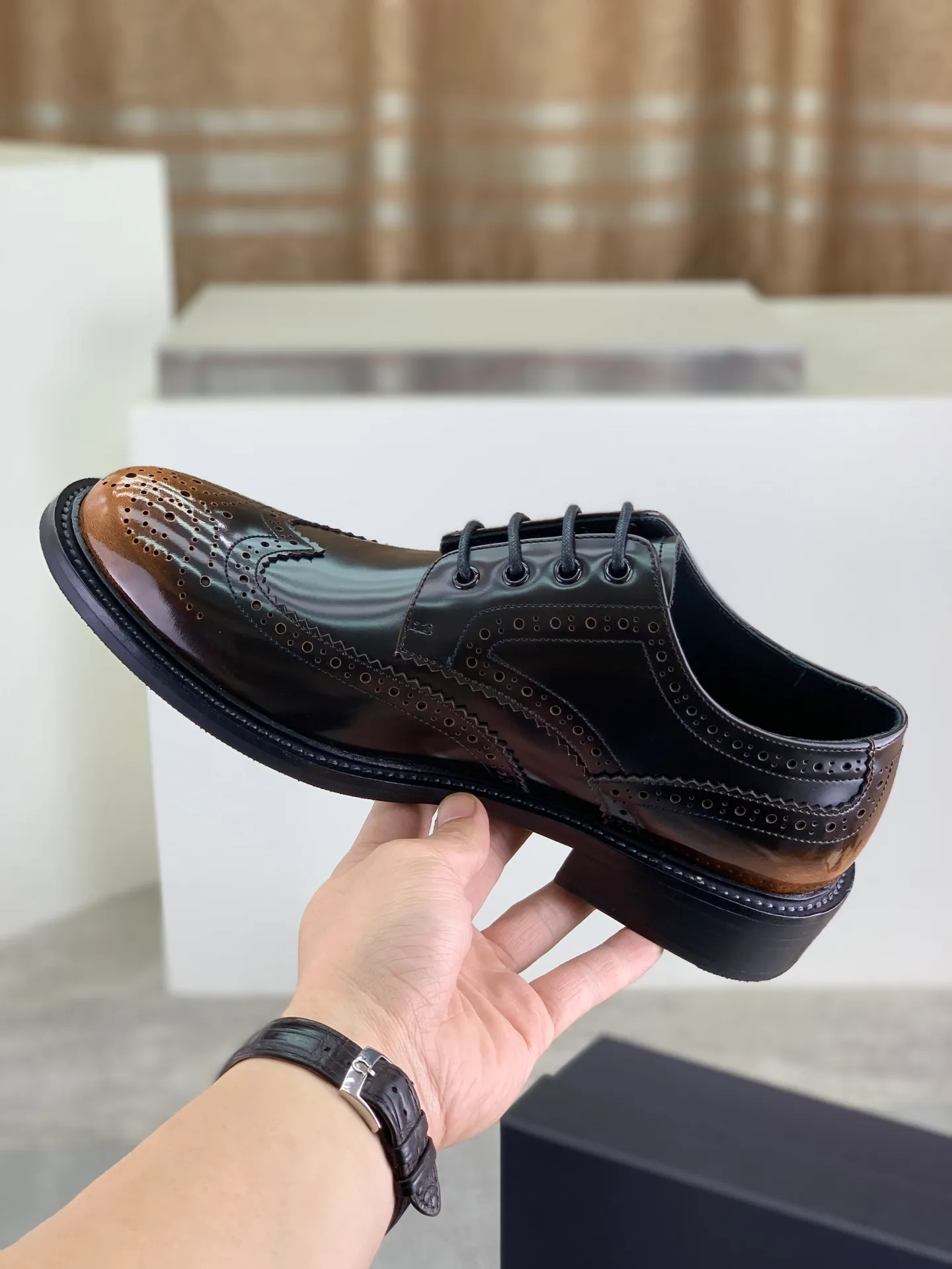 Factory price P980 💰 (genuine leather outsole series) original quality, top version 🔱 ＰＲＡＤＡPrada. Men's business casual leather shoes, top quality cow leather. 1:1 shipment⬆️Luxurious and noble👞All imported original color-changed cowhide, just to create a more comfortable wearing experience. Upper: Original comfortable selected high-end color-changed calfskin➕Top imported water-dyed full cow lining, original lightweight and comfortable high-grade genuine leather outsole✔️Code number: 39-44 (38 45 46 47 can be customized)